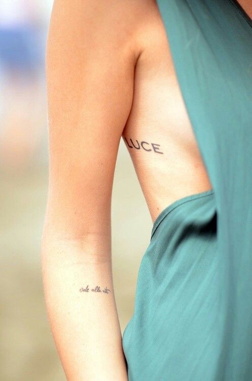 Discretas e bem posicionadas, essas tatuagens são bastante delicadas (Foto: Reprodução)